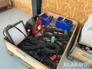 Diverse udstyr og ledninger