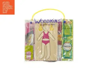 Dukketøj og tilbehørssæt fra Woodkins (str. Bræt 22,5 x 12,5 cm)