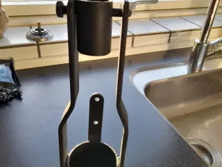 Stativ med lås til flaske.