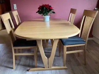 Køkkenbord i lakeret bøg med seks stole