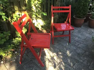 2 gamle charmerende rødlakerede havestole