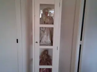 Lille vitrineskab sælges 