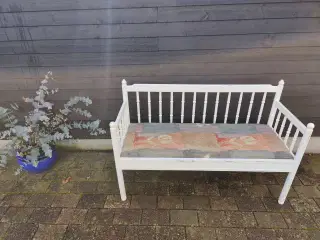 Bænk, hvidmalet med polstret sæde