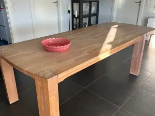 Massiv egetræsbord 