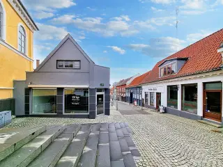 Butikslejemål i gågaden - i alt ca. 158 kvm + lager på 1. sal