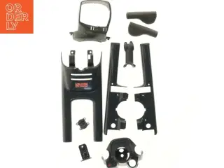 Plastdele til motorcykel (str. 41 cm og 41 cm og 18 cm og 17 og 2 af 11 cm og 10 cm og 7 cm og 5 cm)