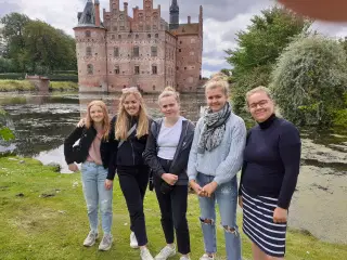 Servanteskab med hel marmorplade