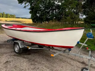 Udbyhøjjolle, indregistreret trailer og 8 hk motor