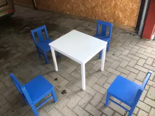 Børnebord med stole