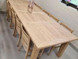 Langbord med 10 stole og 1 plade.
