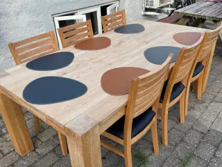Spisebord med 6 stole