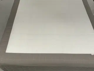 Skårer boxmadras med stålben fra IKEA.