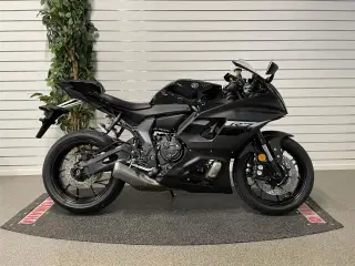Yamaha R7 Midnight Black