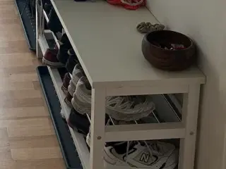 Bænk med skoopbevaring