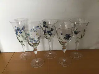 Firkløveren rødvin og champagneglas