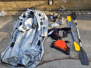 Båd, anker, årer, vest og vaddragter