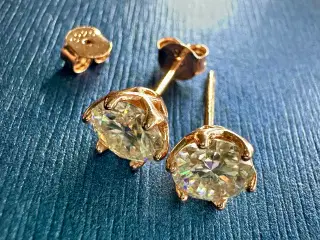 Nye ørestikker med kunstige diamanter sælges.