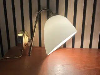 Væglampe med opal glasskærm og messing