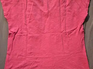 Lyserød t-shirt med sød detalje på skuldrene