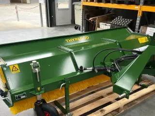 Thyregod TK 2800 med nylon børster og hydraulisk sving. brede 2800 og feje brede 2500