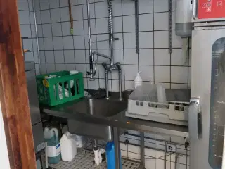 Rustfri stålbord med vask og armatur