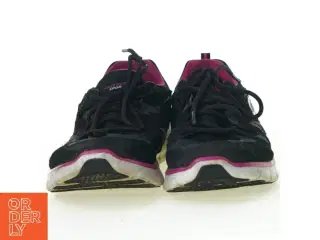 Sko fra Skechers (str. 385)