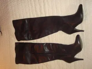 Knælange sorte støvler i læder