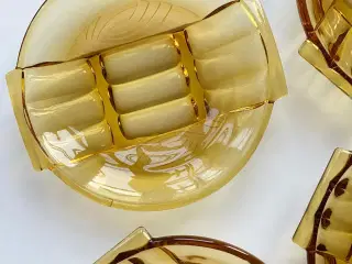 Glastallerkener, ravfarvet glas med "håndtag", 4 stk samlet, NB