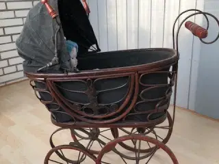 Gammel dukkevogn med dukke