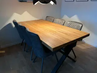 Solidt spisebord  med 6 stole