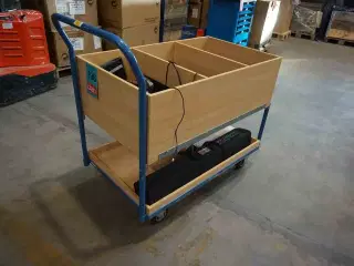 Kraftig rullevogn med kontorelektronik (MOMSFRI)