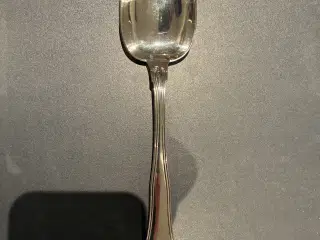 Gammel dobbelriflet middagsske i sølv