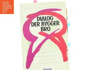 Dialog der bygger bro : metoder til konstruktive samtaler på arbejdspladsen af Susse Humle (Bog)