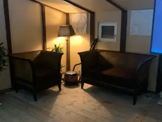 Sofa, stol og lampe
