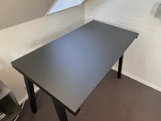 Sort skrivebord