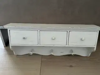 Hylde med skuffer og knagerække 