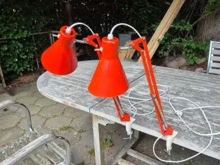 To røde arkitektlamper med vægbeslag 