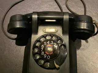 Gammel væghængt telefon