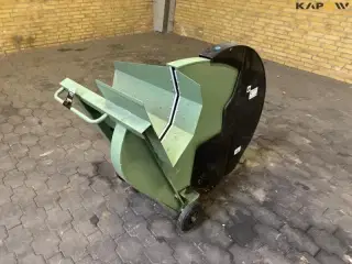 - - - Log Saw 700