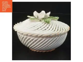Flettet porcelænskurv med rosenmotiv