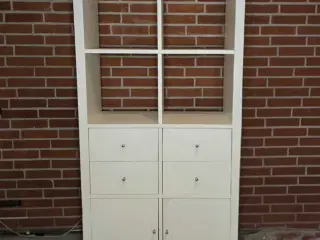 Reol med skuffer, skabe og hylder