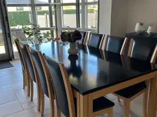 Skovby spisebord med 8 stole i sort læder