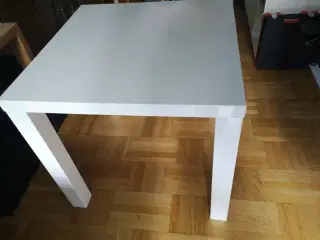 Hvidt højglans køkkenbord 
