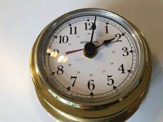 Flot messing skibsur og barometer med patina