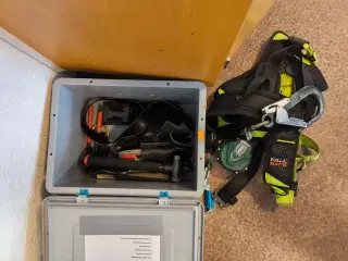 Kasse m. sikringsgrej samt div.