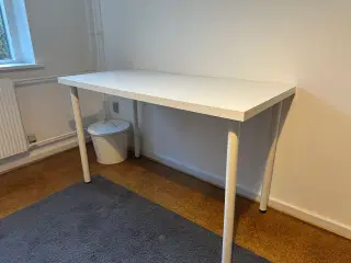 Fint hvidt skrivebord fra IKEA sælges