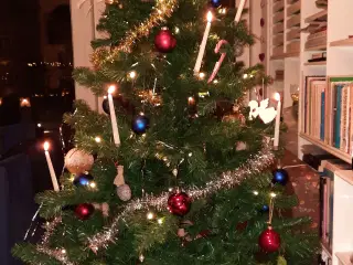 Juletræ kunstigt med lysdioder og juletræsfod