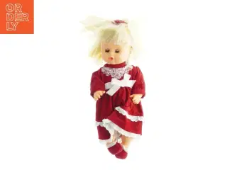 Dukke i rød kjole (str. 40 x 16 cm)