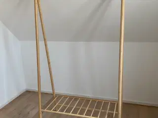 Tøjstativ med hylde i bambus