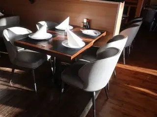 Bord og 4 nye stole